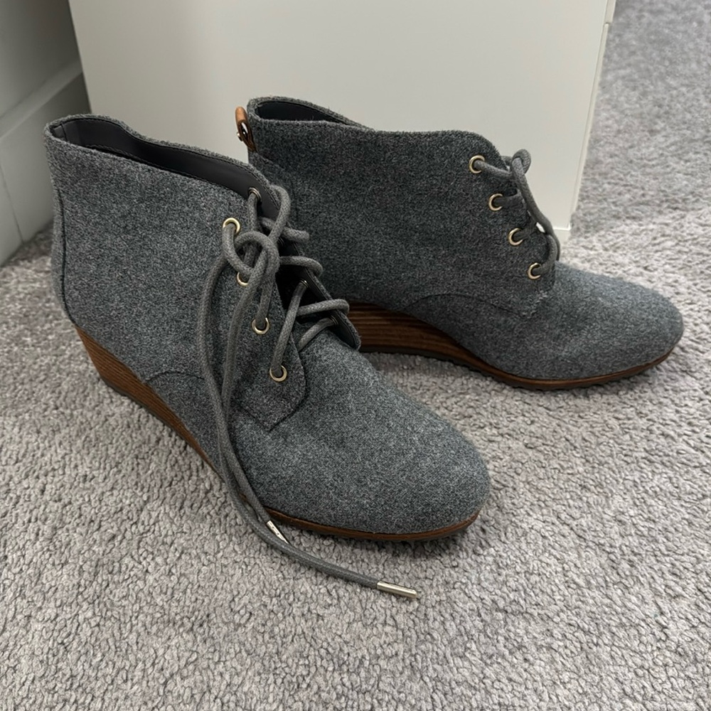dr. scholls - women’s booties with 2.5” wooden platform in size 8